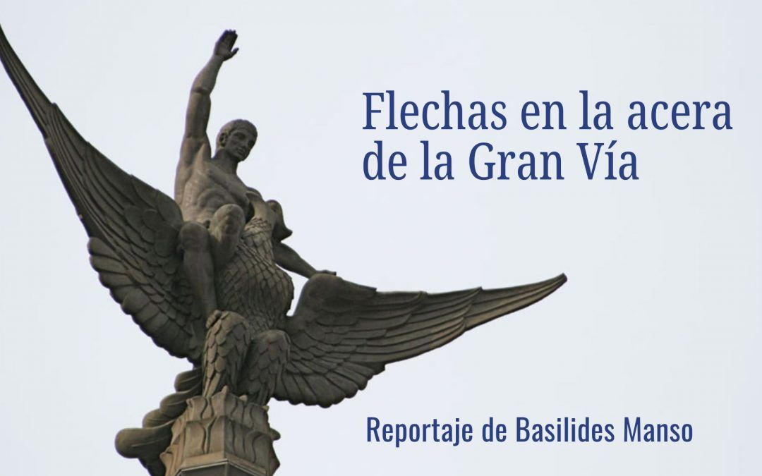 Flechas en la acera de la Gran Vía. Reportaje de Basilides Manso
